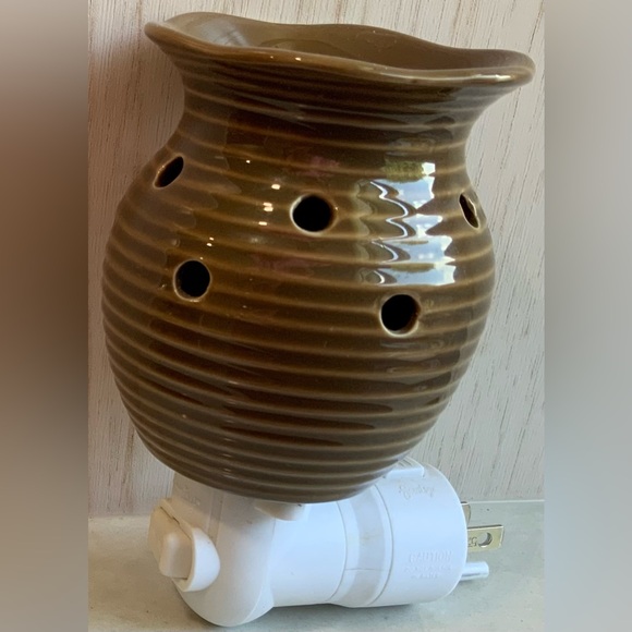 Scentsy brown plug in warmer - Picture 4 of 4